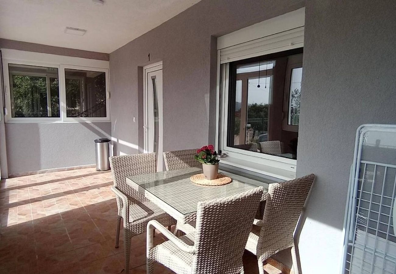 Ferienwohnung in Bar - Villa Roki  - Apartment 1 Gartenblick